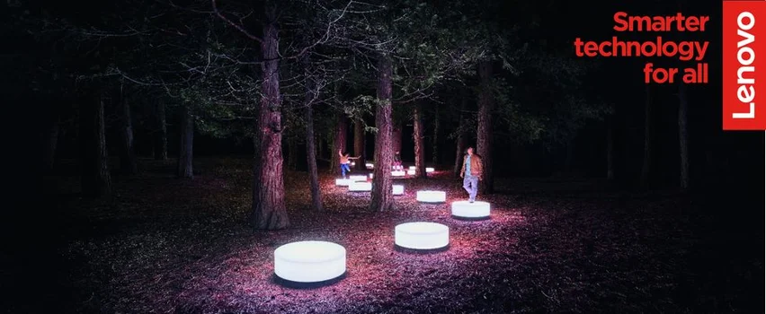 Lenovo Smarter Technology for All – belyst skov med glødende platforme om natten
